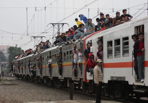 Sejumlah penumpang kereta Ekonomi berada diatap kereta saat menunggu keberangkatan di Stasiun Manggarai, Jakarta Pusa